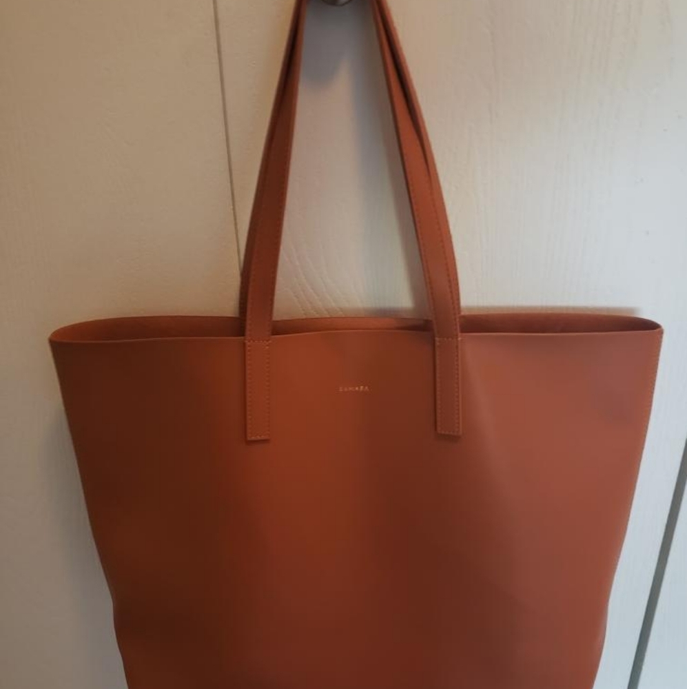 'The Tote' by Samara